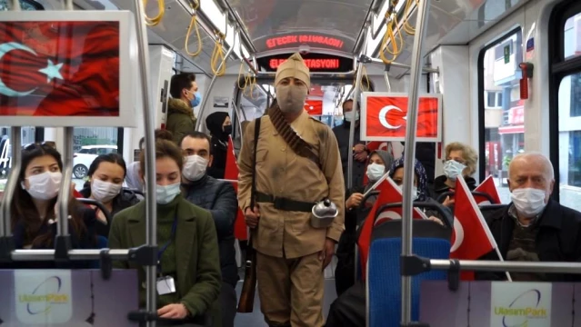  Dur yolcu diyen askerler tramvayın önünü kesti