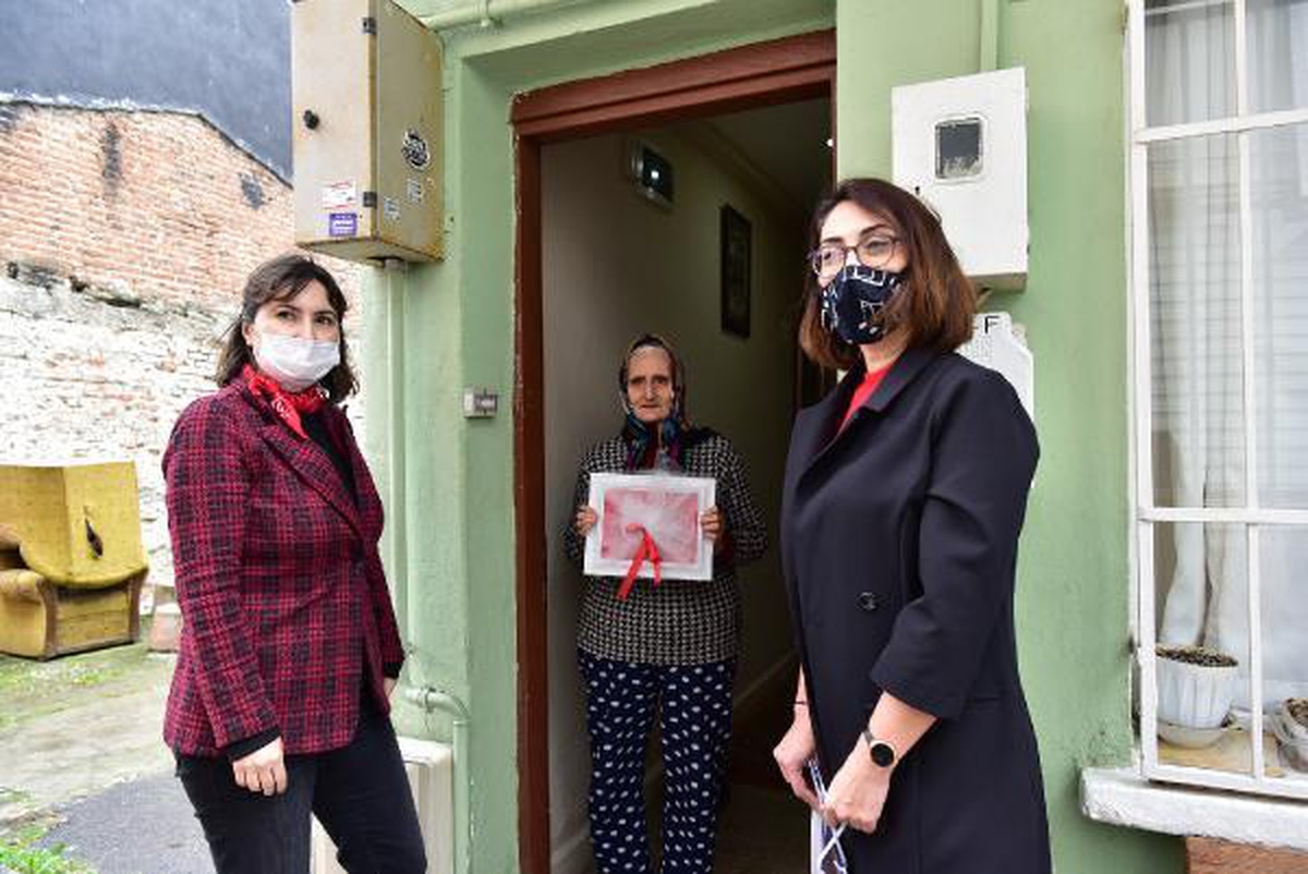Gönül Elleri Çarşısı, 18 Mart Çanakkale Zaferi nedeniyle Şehit ailelerine Türk Bayrağı dağıttı