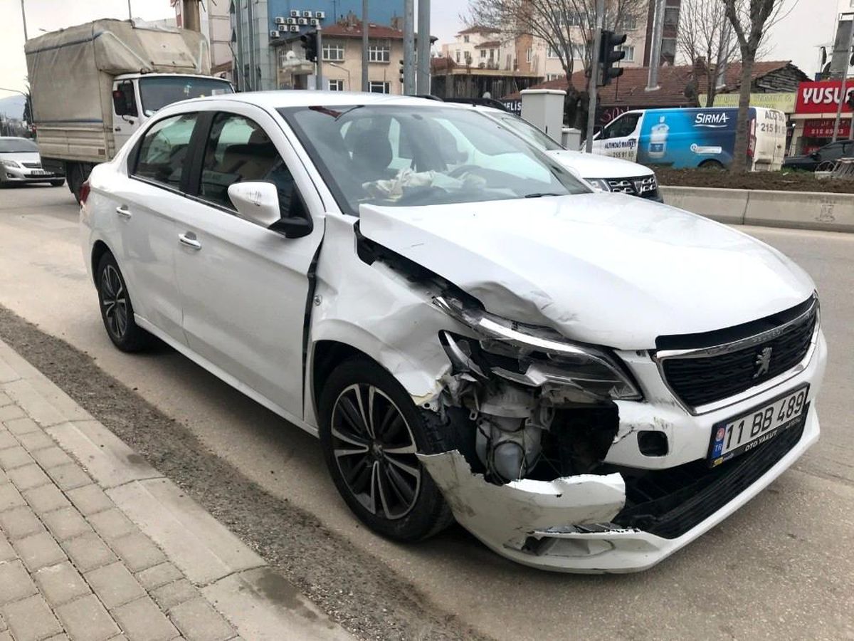 İki otomobil kavşakta çarpıştı