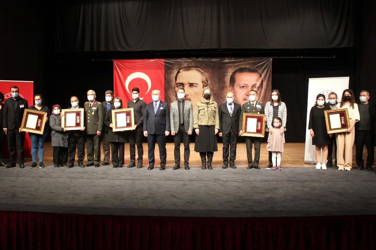 Son dakika haberi: İzmir\'de şehit aileleri ve gazilere devlet övünç madalyası
