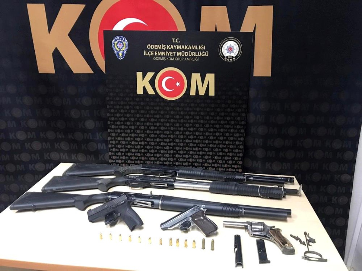 İzmir polisi, silah tacirlerini yakaladı
