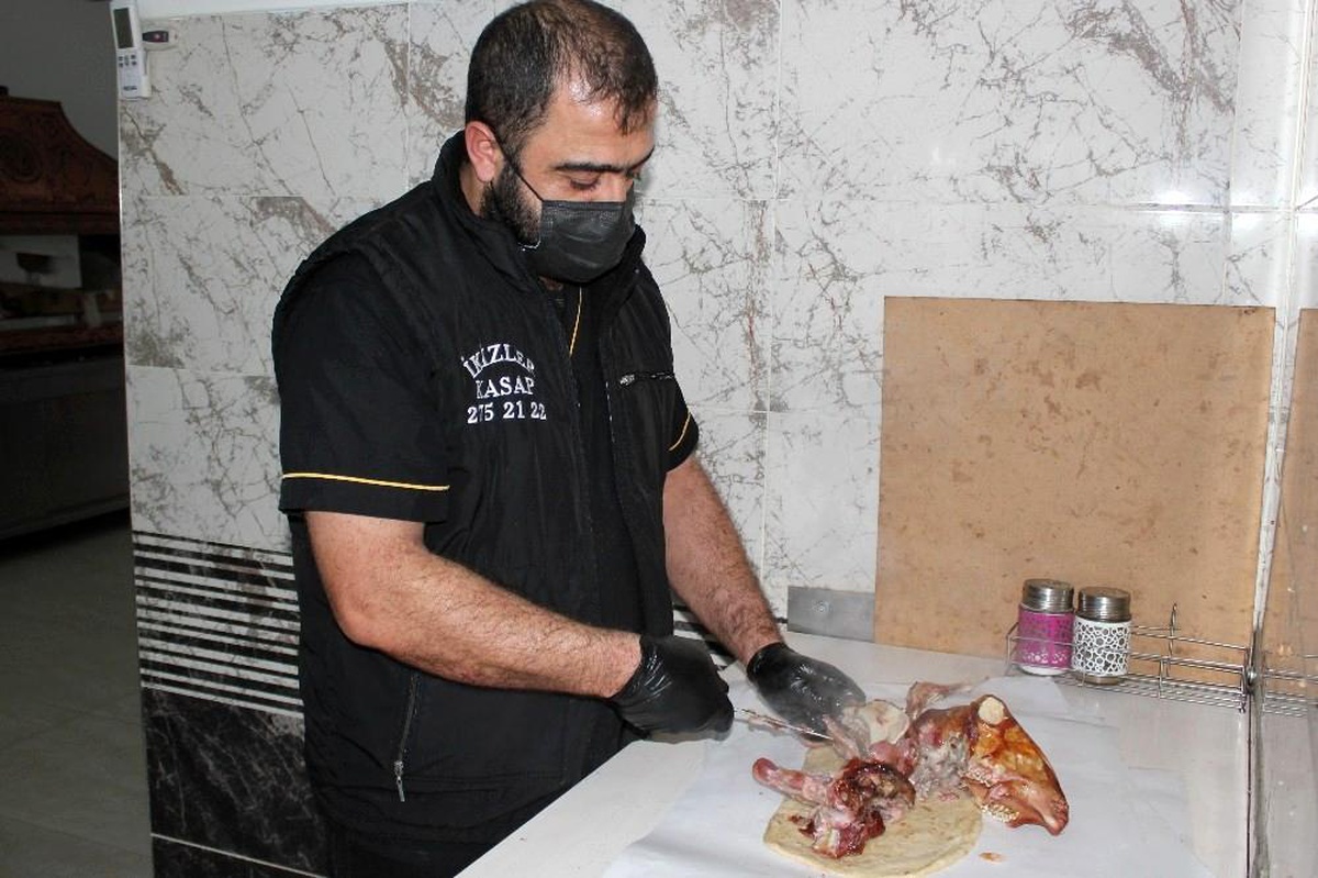 İzmirlilerin vazgeçilmez lezzeti közde şiş kuzu kelle