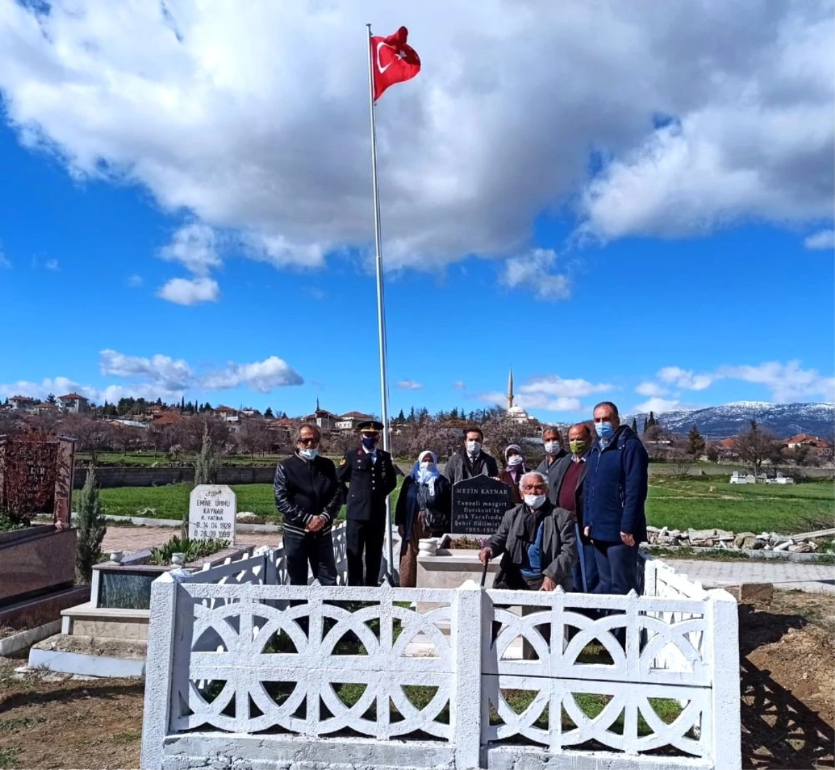 Son dakika... Jandarma, şehit öğretmen Kaynar\'ın 24 yıllık mezarını yeniledi