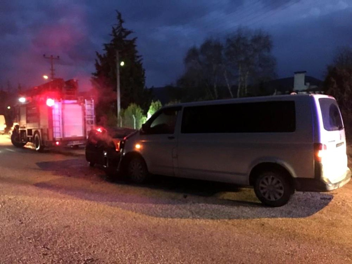 Kamyonet ile otomobil kafa kaya çarpıştı, 2 kişi yaralandı