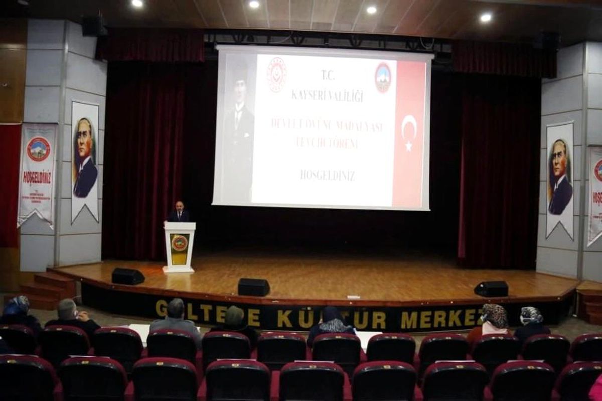 Kayseri\'de şehit aileleri ve gazilere "Devlet Övünç Madalyası ve Beratı" verildi