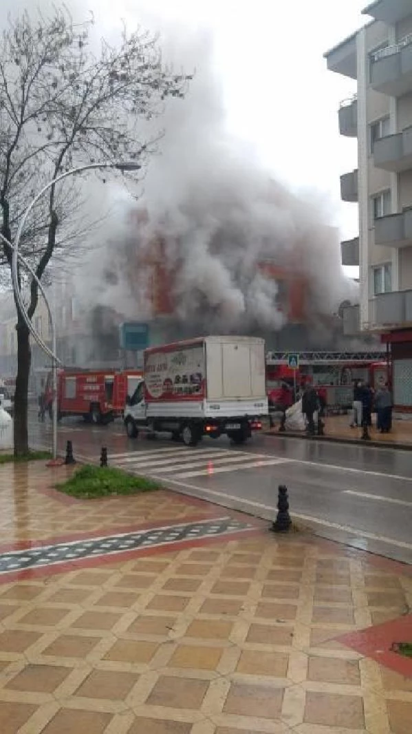 KOCAELİ Markette yangın çıktı, 1 çalışan dumandan etkilendi