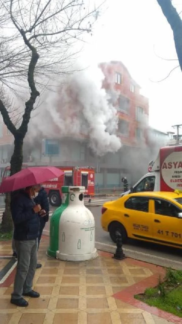 KOCAELİ Markette yangın çıktı, 1 çalışan dumandan etkilendi