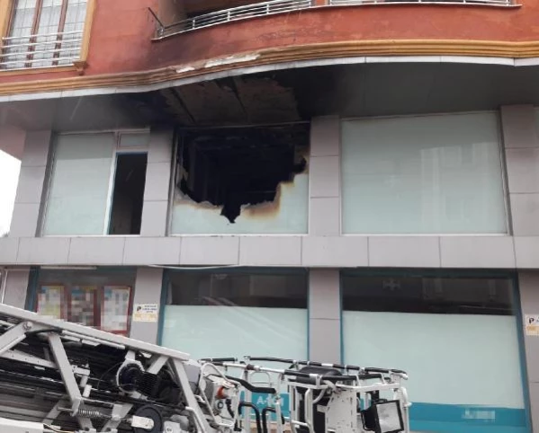KOCAELİ Markette yangın çıktı, 1 çalışan dumandan etkilendi