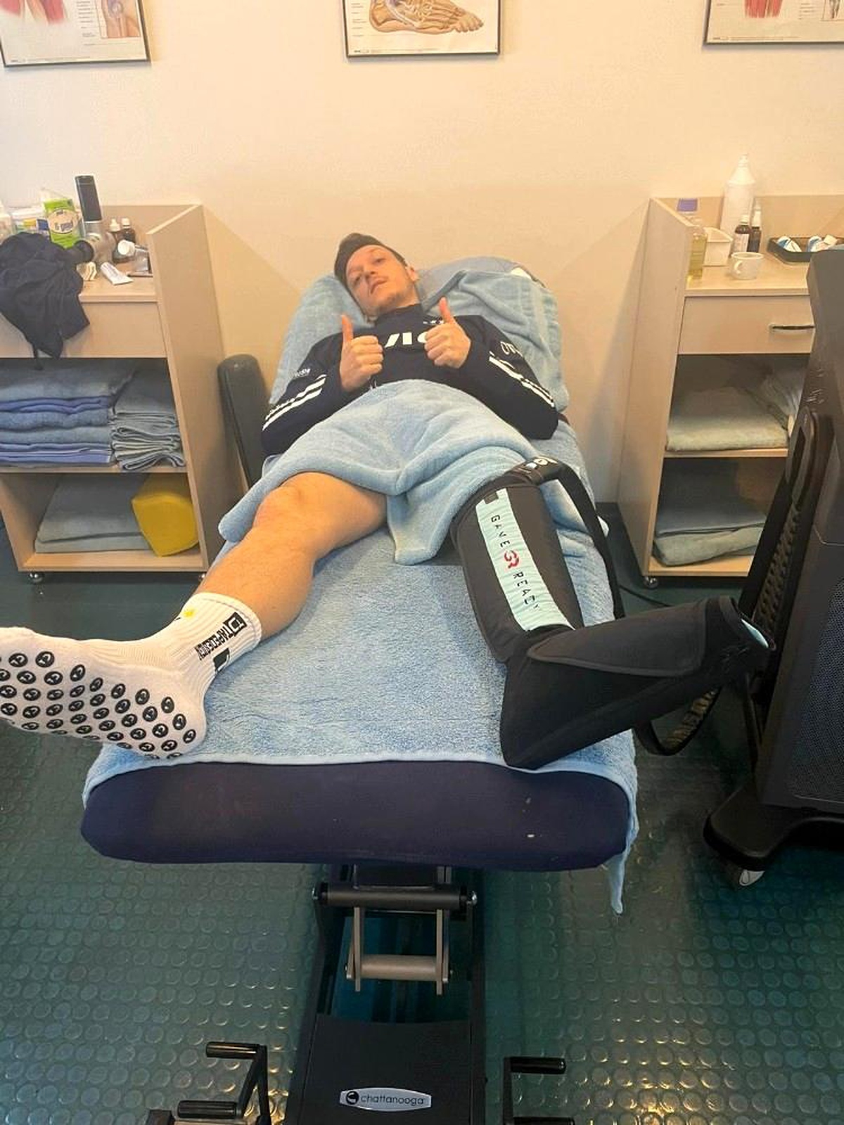 Mesut Özil: "Rehabilitasyon süreci çok iyi geçiyor"
