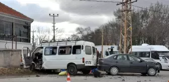 Otomobil ile minibüs çarpıştı: 4 yaralı