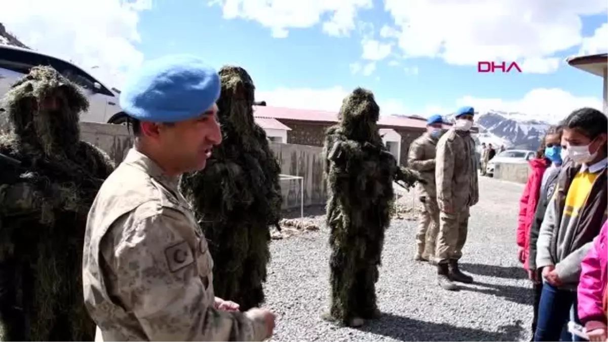 ŞIRNAK Beytüşşebap\'ta 18 Mart töreni; öğrenciler, komandolarla buluştu