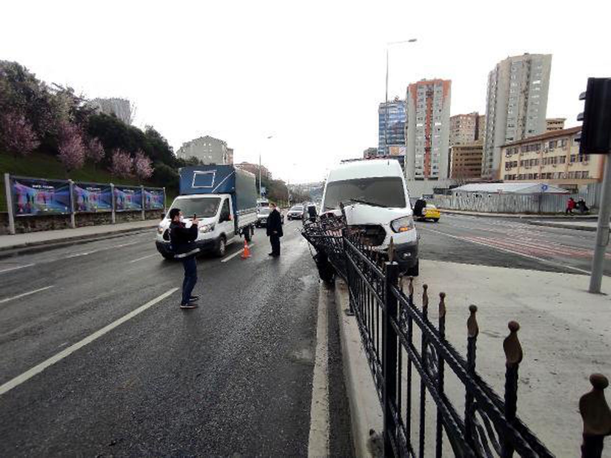 Son dakika haber: ŞİŞLİ\'DE POLİS MİNİBÜSÜ ÖNCE OTOMOBİLE SONRA KORKULUKLARA ÇARPTI