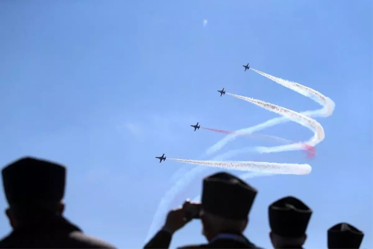 Türk Yıldızları\'nın Şehitler Abidesi\'ndeki gösterisi nefes kesti