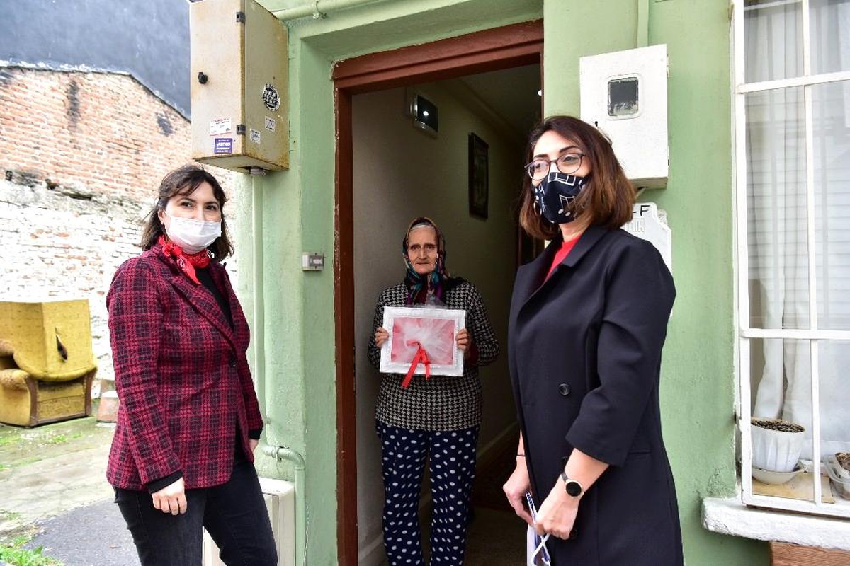 Tuzlalı şehit ailelerine Çanakkale Zaferi dolayısıyla bayrak dağıtımı yapıldı