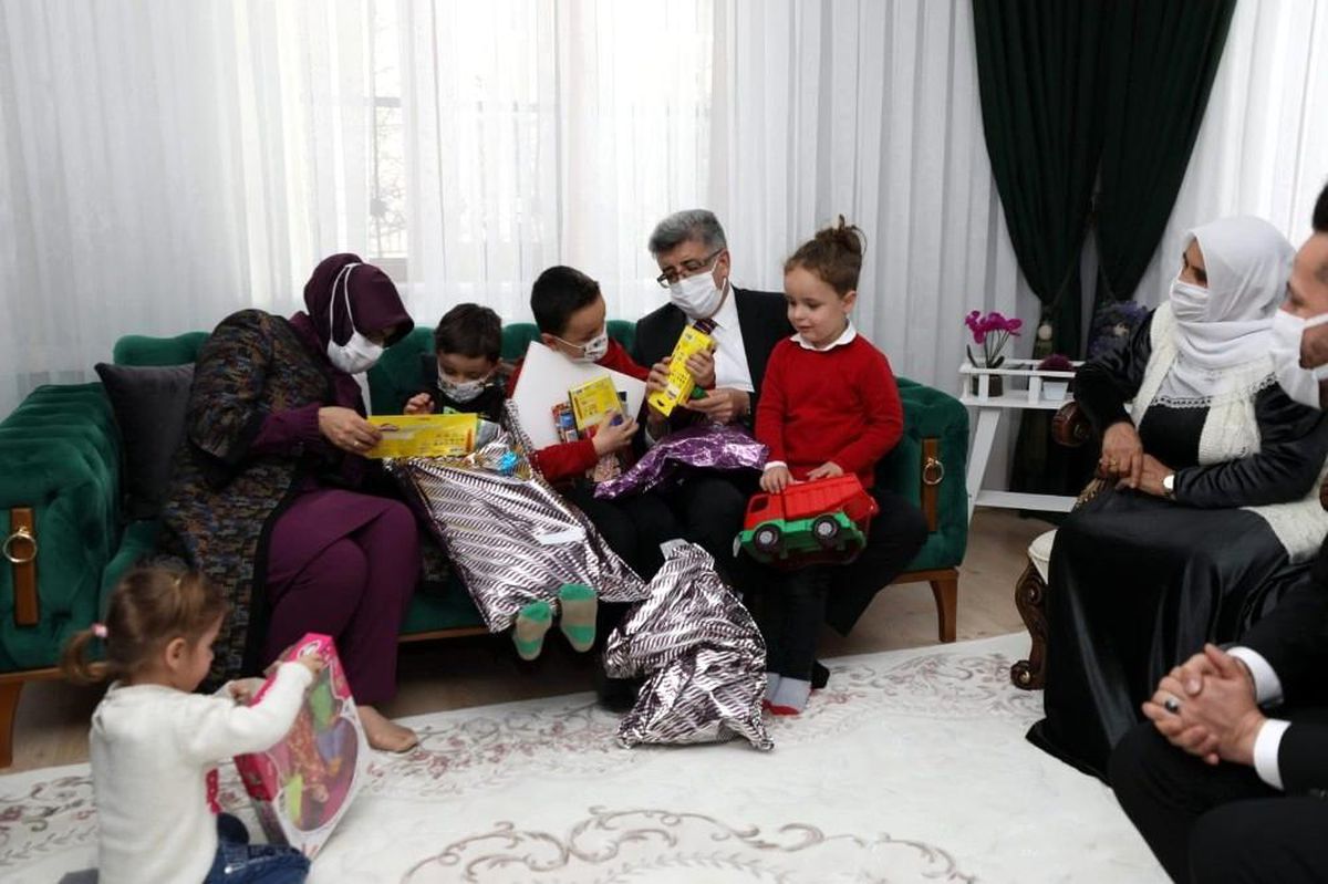 Son dakika haber: Vali Bilmez ve eşi Meral Bilmez\'den şehit ailelerine ziyaret
