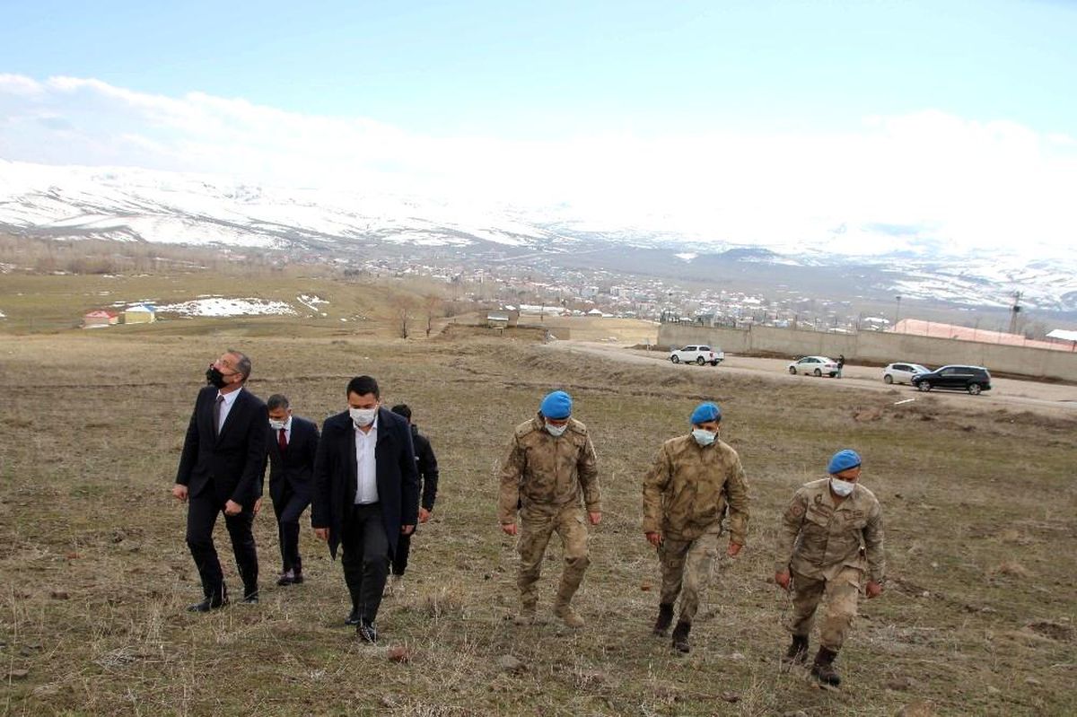 Varto\'da Çanakkale şehitleri anısına dev Türk bayrağı açıldı