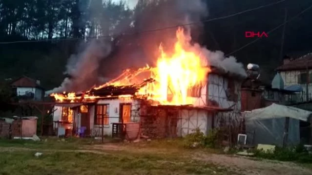 ANTALYA Finike'de iki katlı ahşap ev yandı