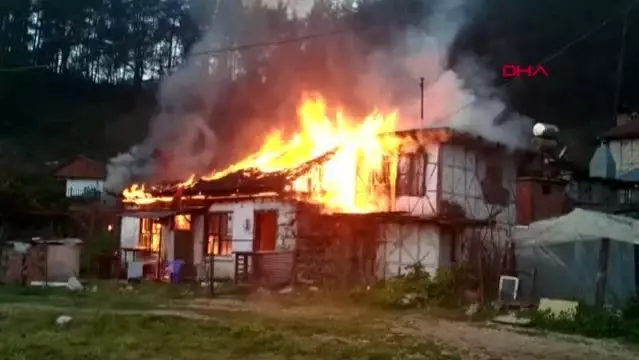 ANTALYA Finike'de iki katlı ahşap ev yandı