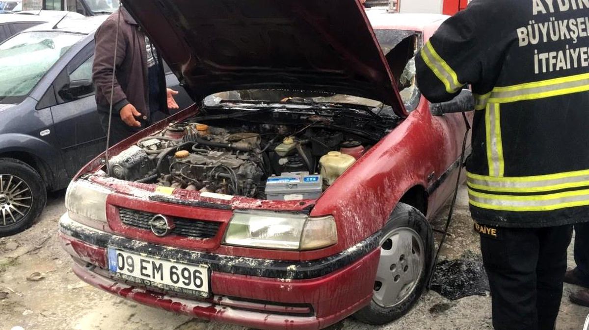 Son dakika haber: Aydın\'da park halindeki otomobil alev aldı