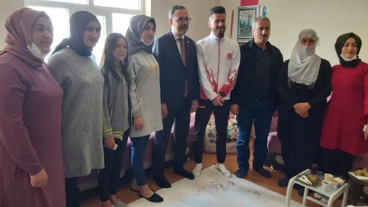 Son Dakika | Bakan Kasapoğlu milli atlet Saffet Elkatmış\'ı ziyaret etti