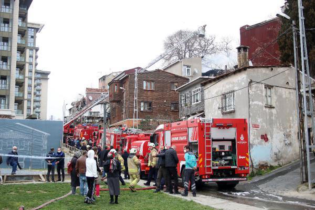 Beyoğlu\'nda ahşap bina alev alev yandı