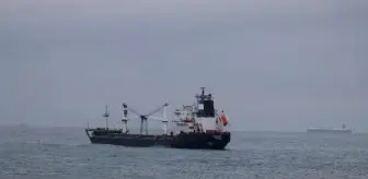 Bozcaada açıklarında karaya oturan kum yüklü gemi kurtarılmayı bekliyor (2)