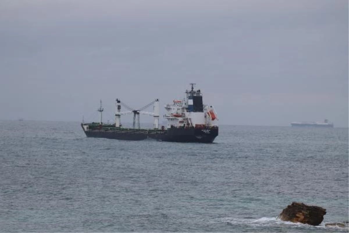 Bozcaada açıklarında karaya oturan kum yüklü gemi kurtarılmayı bekliyor (2)