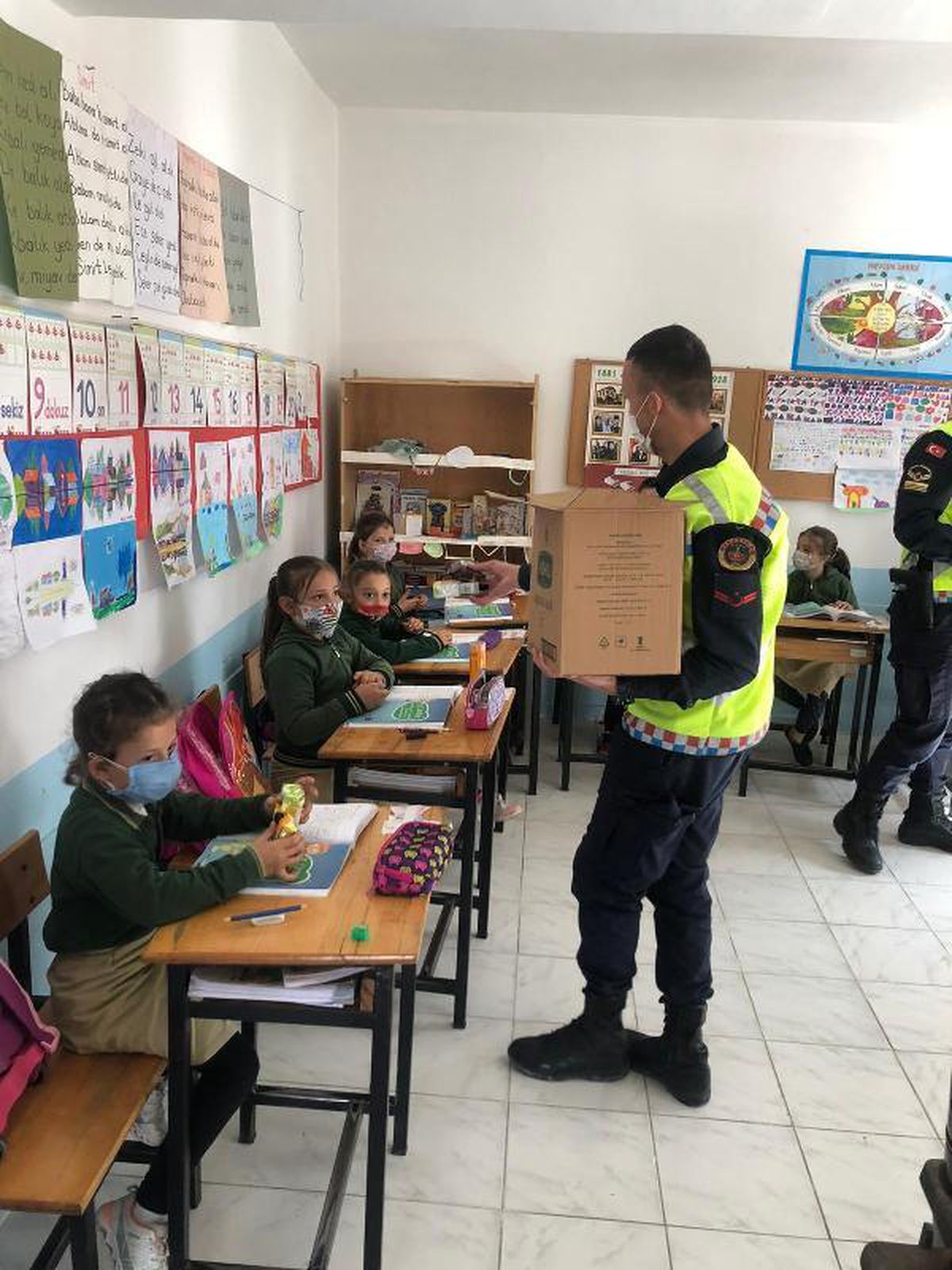 Son dakika haberi: Çanakkale\'de jandarma, öğrencilere top hediye etti