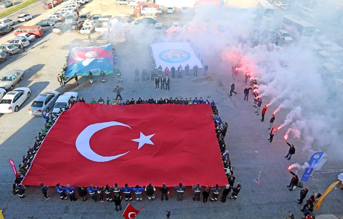 Çanakkale Zaferini ve şehitleri Türk bayrağı açarak andılar