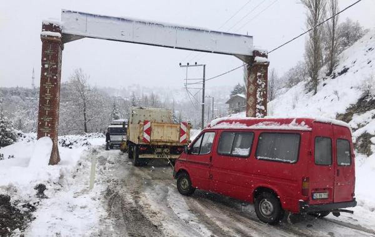 Demirci\'de ulaşıma kar engeli