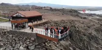 Down sendromlu öğrenciler gökyüzüne turuncu balon bıraktı