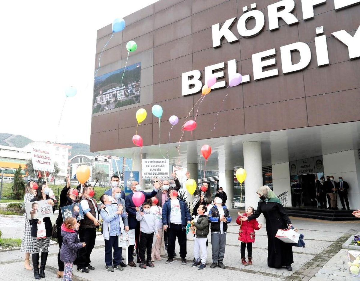 Down sendromlular için gökyüzüne renkli balonlar bırakıldı