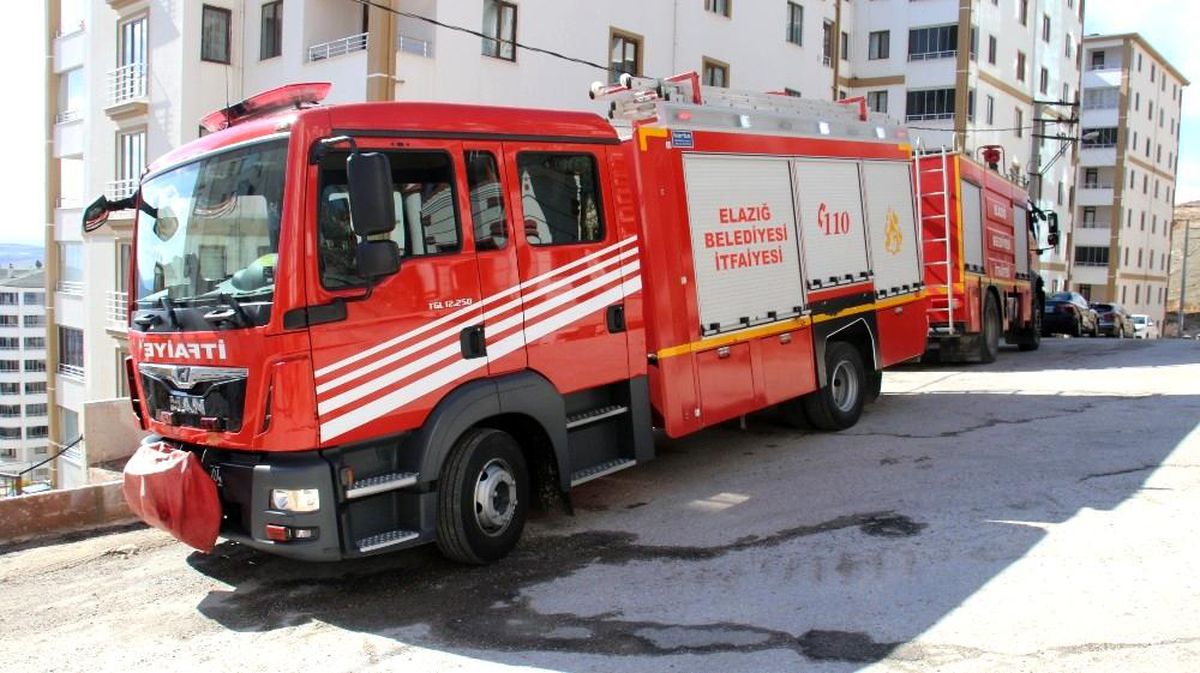 Elazığ\'da çatı yangını, büyümeden söndürüldü