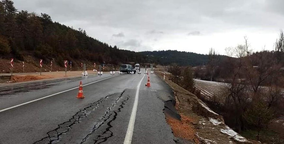 Emet-Tavşanlı karayolunda istinat duvarı göçtü
