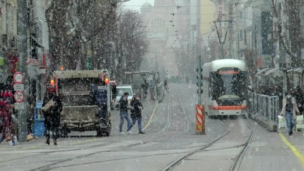 Eskişehir lapa lapa kar yağışı altında