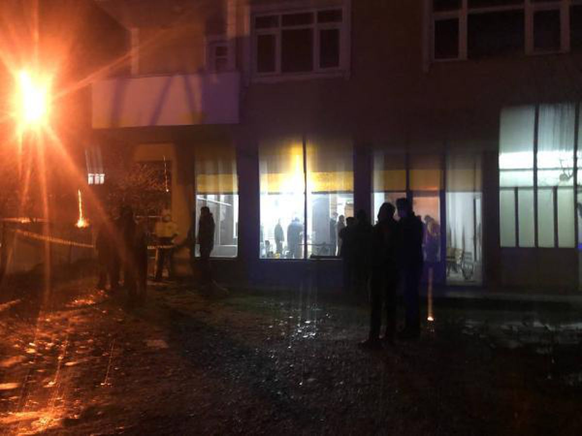 Evinin önüne park ettiği aracında bileklerini kesti