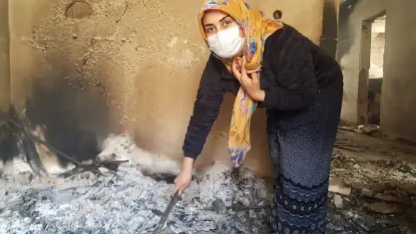 Genç kız, küle dönen evde annesinin altınlarını arıyor Genç kız, küle dönen evde annesinin altınlarını arıyor