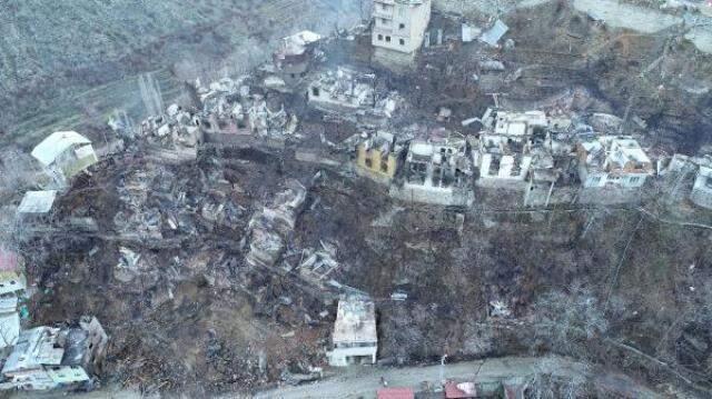 Genç kız, küle dönen evde annesinin altınlarını arıyor Genç kız, küle dönen evde annesinin altınlarını arıyor