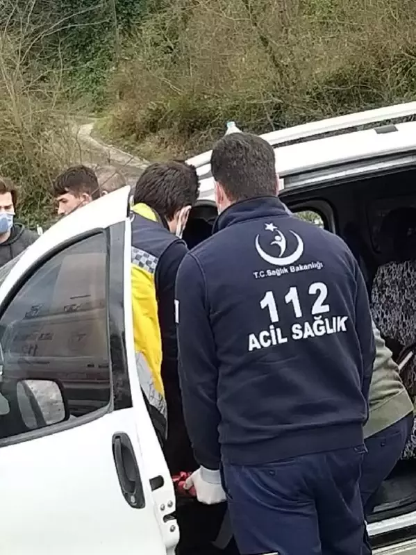 TRABZON Hafif ticari araç refüje çarptı; genç kadın yaralandı