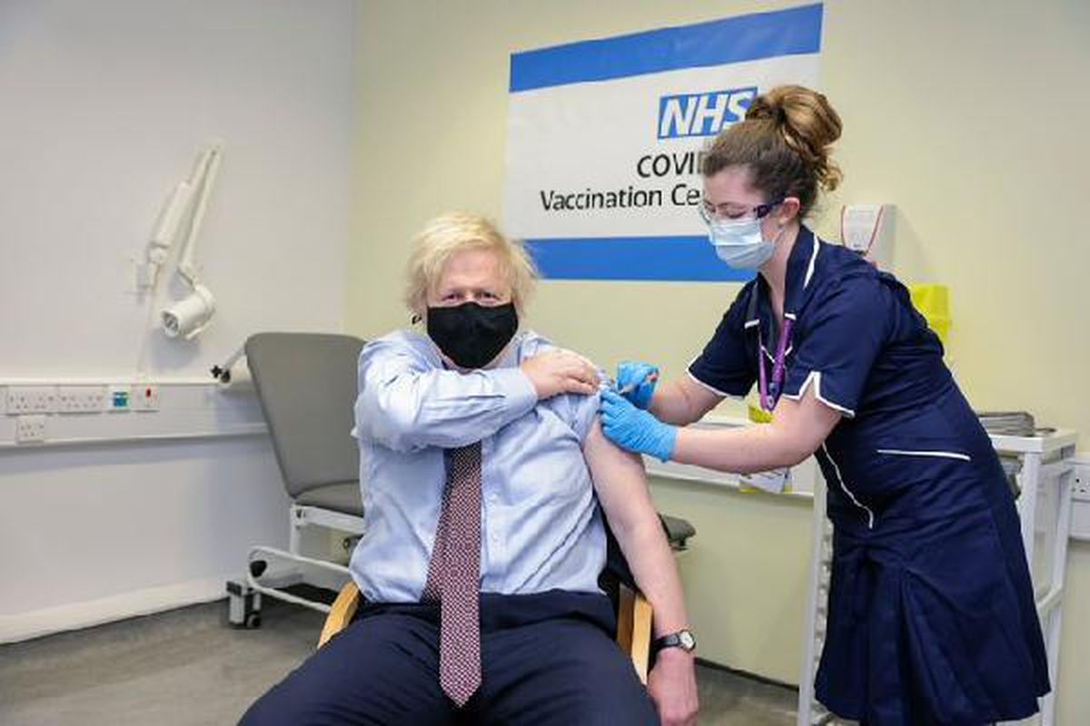 Son dakika haberleri! İngiltere Başbakanı Johnson Oxford-AstraZeneca aşısının ilk dozunu aldı