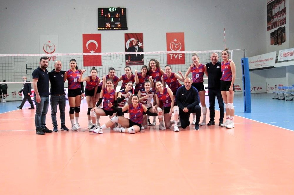 Kadın voleybol ve hentbol takımlarından galibiyet
