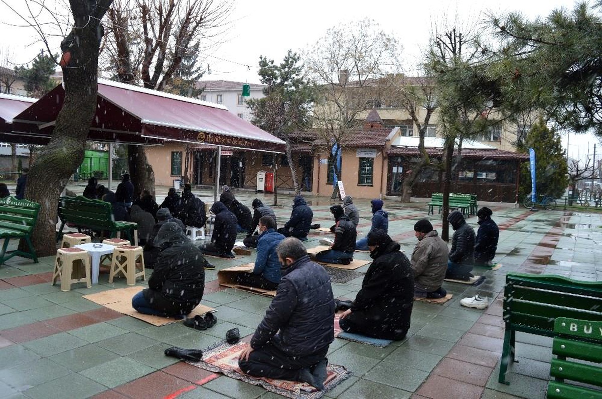 Kar yağışı altında cuma namazı