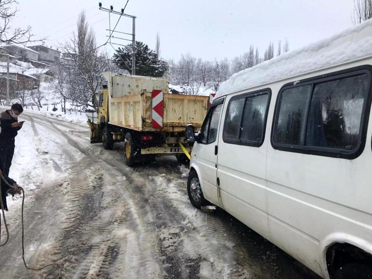 Karda mahsur kalan öğrenci servisi kurtarıldı