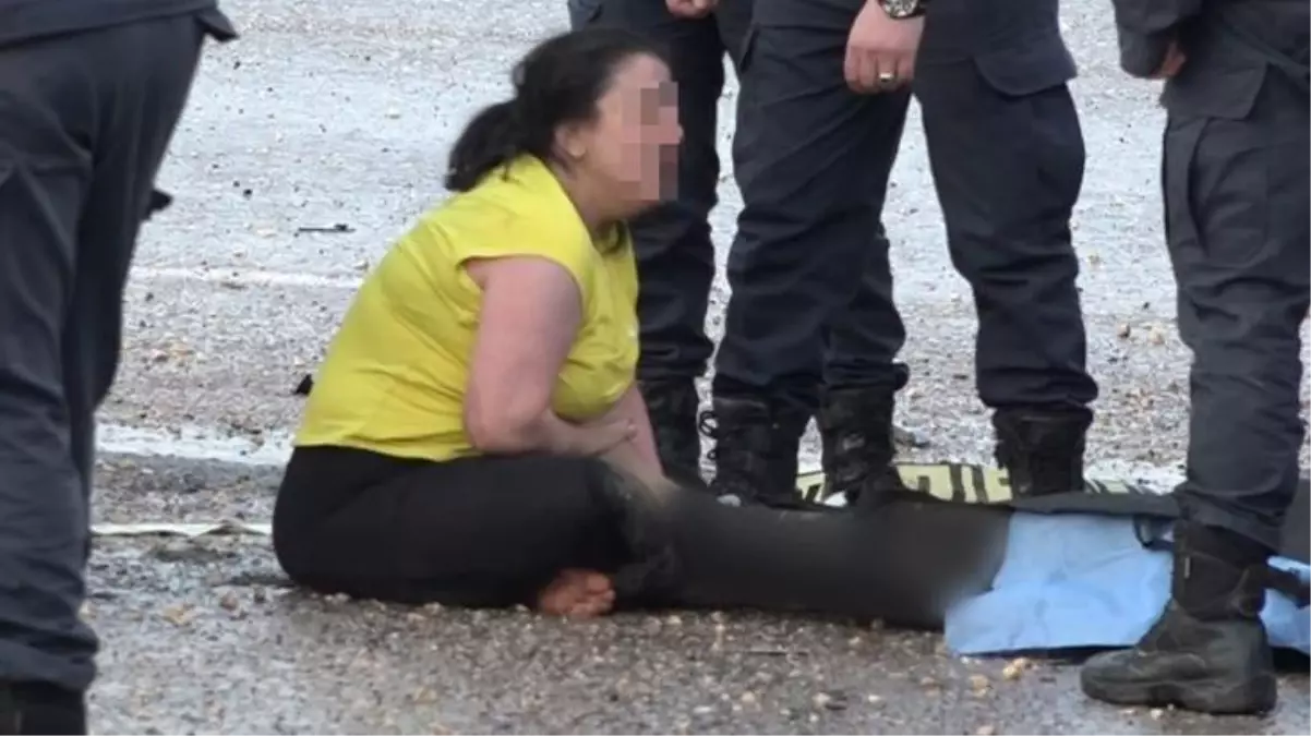 Kazada ölen kocasının ayaklarına sarılıp bırakmak istemedi