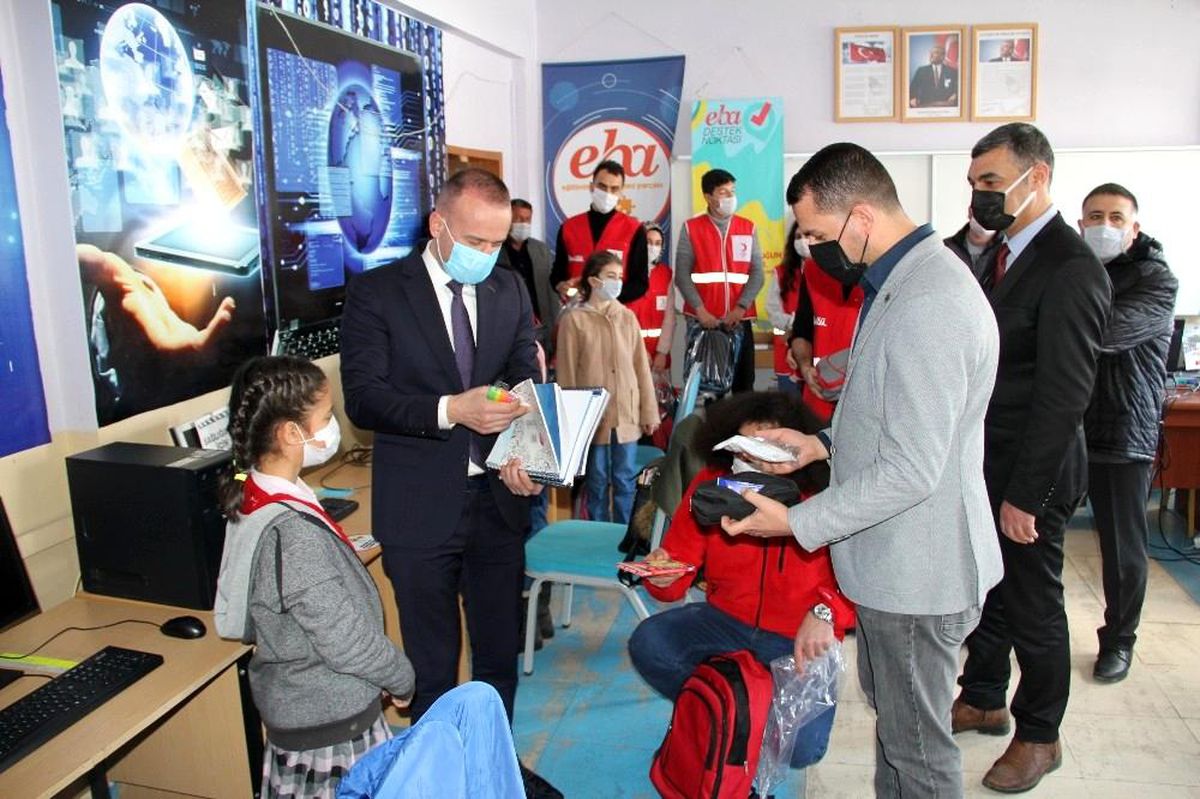 Kızılay\'dan öğrencilere kırtasiye yardımı