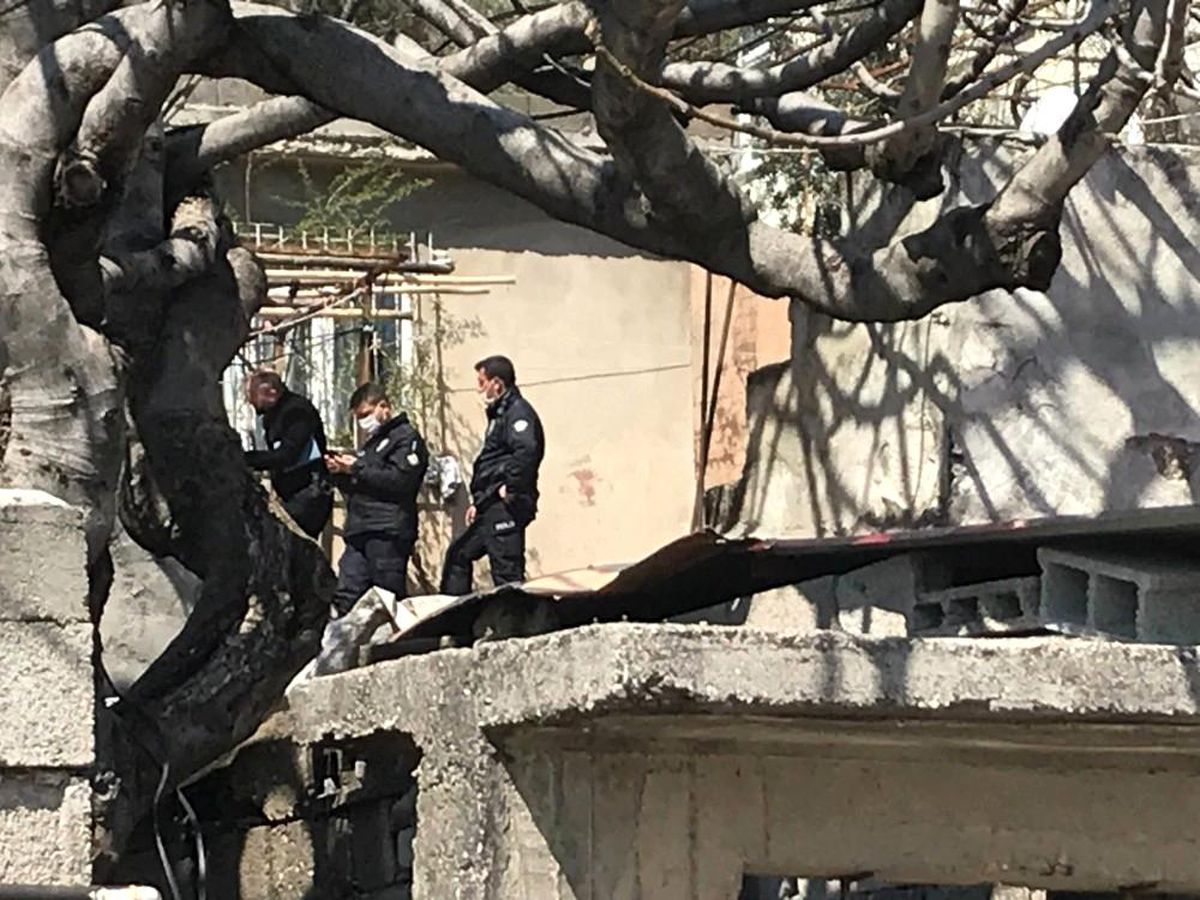 Komşusunun evine tüfekle ateş etti