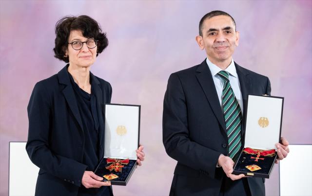 Korona aşısının kaşifleri Türeci ve Şahin'e en üst düzey devlet madalyası olan Yıldızlı Liyakat Nişanı verildi