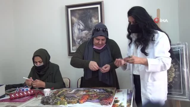 Mardinli kadınlar 'çocuklarım' diye nitelendirdikleri tablolarından kopamıyorlar