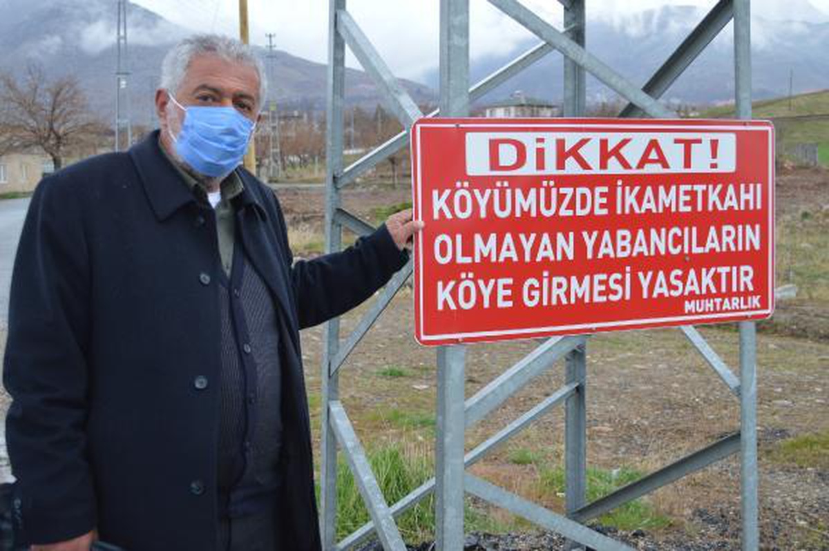 Muhtar köy girişine \'yabancılar giremez\' tabelası astı; vaka görülmedi