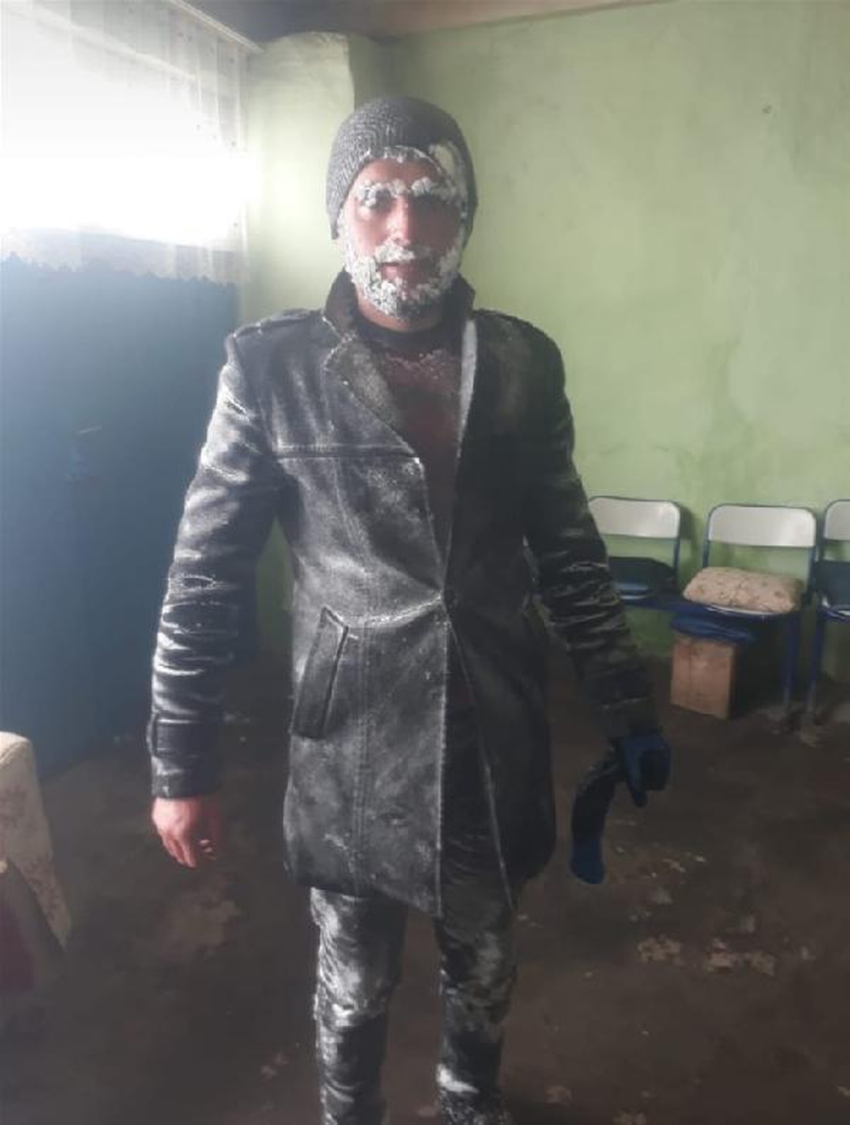 Öğrencilere ders vermek için yola çıkan öğretmenler tipide mahsur kaldı, köylüler kurtardı